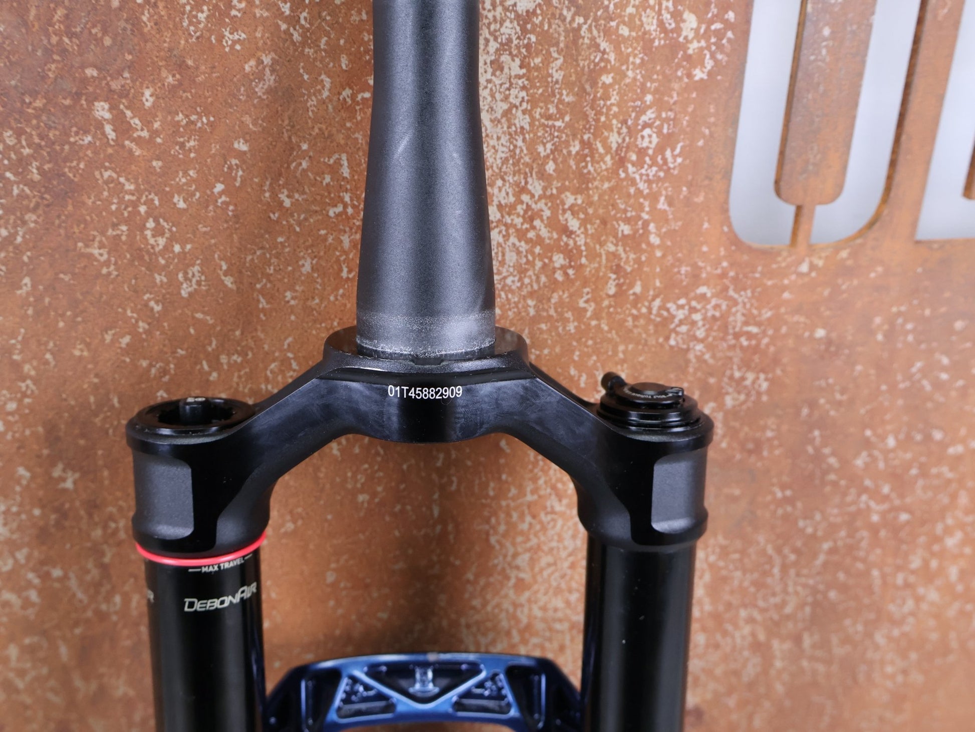 Federgabel von Rock Shox, ROCKSHOX SID ULTIMATE 2P FEDERGABEL – 29" / 120 MM / BLUE CRUSH vor USEDBIKES - OB.DE Hintergrund
