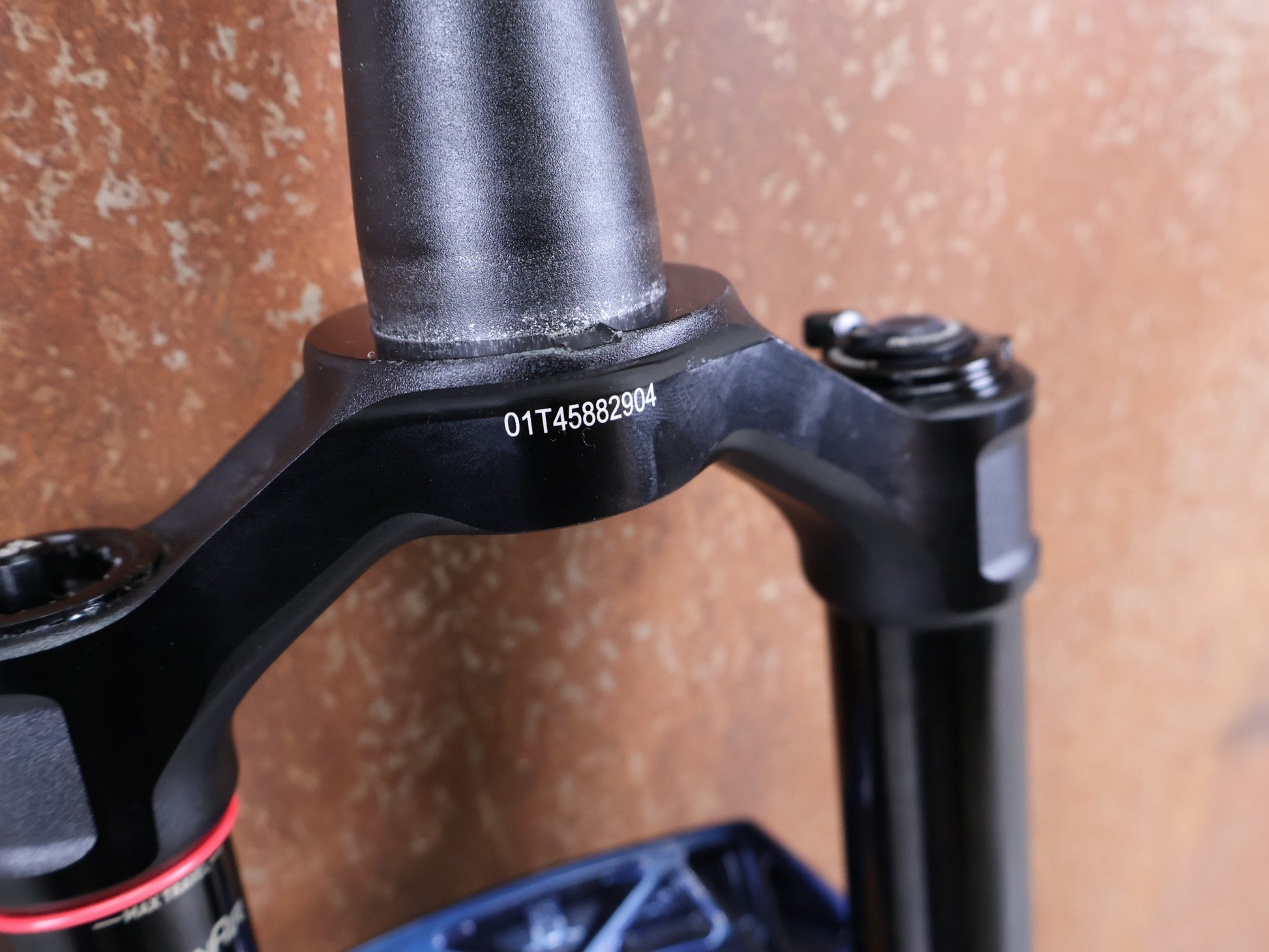 Federgabel von Rock Shox, ROCKSHOX SID ULTIMATE 2P FEDERGABEL – 29" / 120 MM / BLUE CRUSH vor USEDBIKES - OB.DE Hintergrund