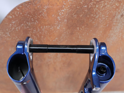 Federgabel von Rock Shox, ROCKSHOX SID ULTIMATE 2P FEDERGABEL – 29" / 120 MM / BLUE CRUSH vor USEDBIKES - OB.DE Hintergrund