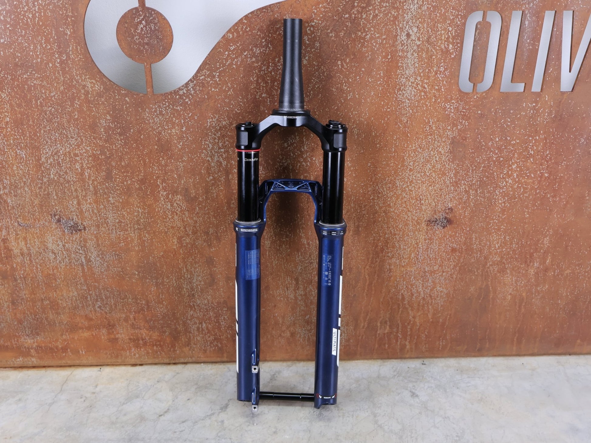 Federgabel von Rock Shox, ROCKSHOX SID ULTIMATE 2P FEDERGABEL – 29" / 120 MM / BLUE CRUSH vor USEDBIKES - OB.DE Hintergrund