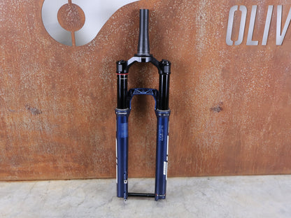 Federgabel von Rock Shox, ROCKSHOX SID ULTIMATE 2P FEDERGABEL – 29" / 120 MM / BLUE CRUSH vor USEDBIKES - OB.DE Hintergrund
