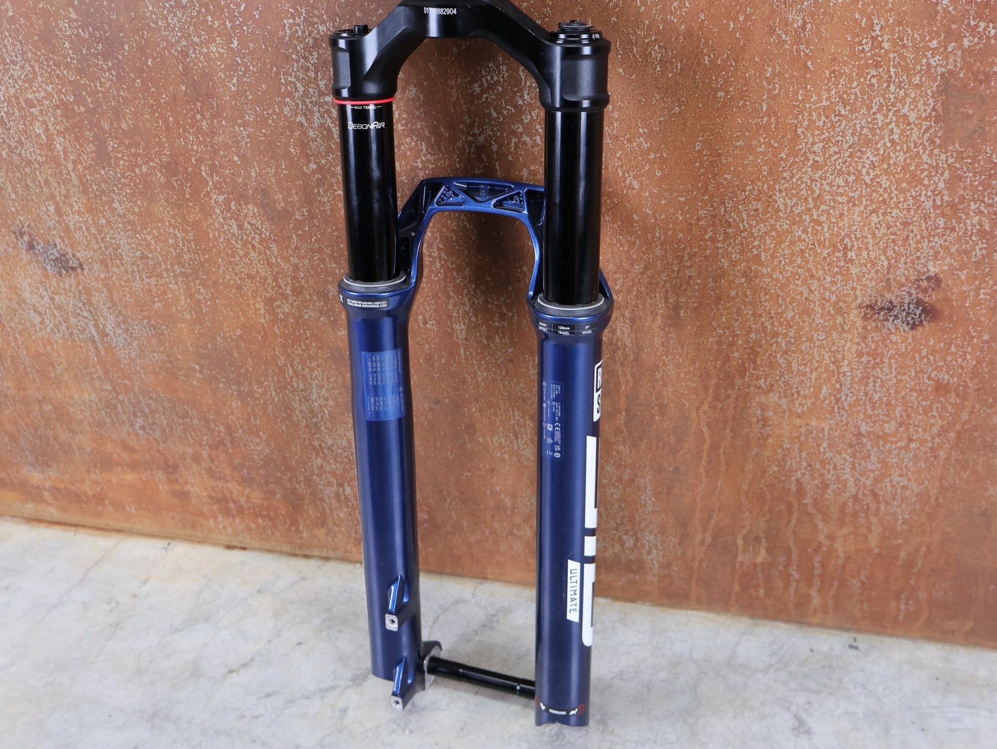 Federgabel von Rock Shox, ROCKSHOX SID ULTIMATE 2P FEDERGABEL – 29" / 120 MM / BLUE CRUSH vor USEDBIKES - OB.DE Hintergrund