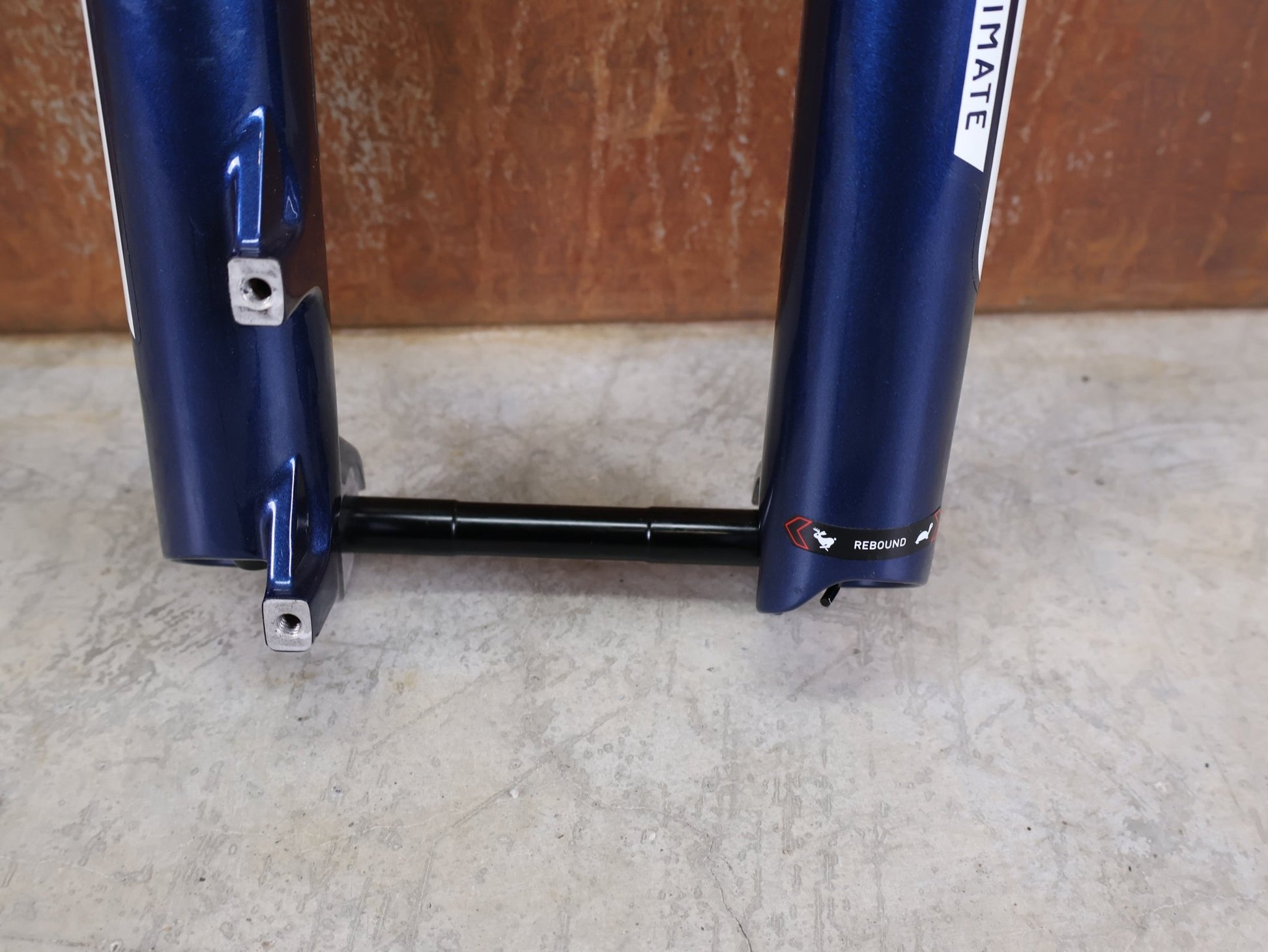 Federgabel von Rock Shox, ROCKSHOX SID ULTIMATE 2P FEDERGABEL – 29" / 120 MM / BLUE CRUSH vor USEDBIKES - OB.DE Hintergrund