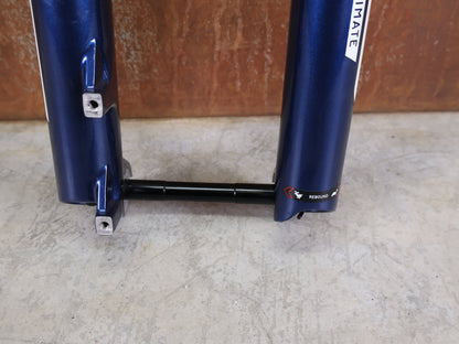 Federgabel von Rock Shox, ROCKSHOX SID ULTIMATE 2P FEDERGABEL – 29" / 120 MM / BLUE CRUSH vor USEDBIKES - OB.DE Hintergrund