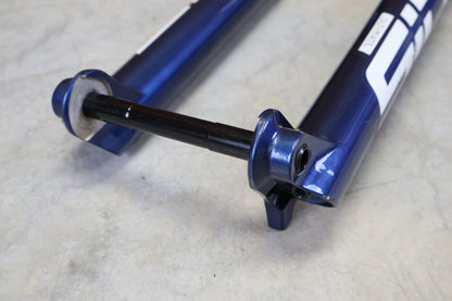 Federgabel von Rock Shox, ROCKSHOX – SID ULTIMATE 3P / 29 / 120 MM / BOOST 15×110 / BLUE CRUSH / RACE DAY 2 vor USEDBIKES - OB.DE Hintergrund