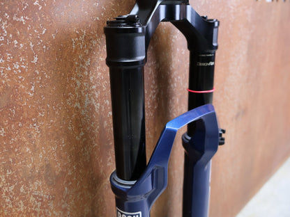 Federgabel von Rock Shox, ROCKSHOX – SID ULTIMATE 3P / 29 / 120 MM / BOOST 15×110 / BLUE CRUSH / RACE DAY 2 vor USEDBIKES - OB.DE Hintergrund