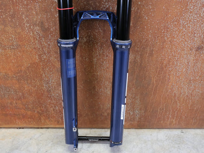 Federgabel von Rock Shox, ROCKSHOX – SID ULTIMATE 3P / 29 / 120 MM / BOOST 15×110 / BLUE CRUSH / RACE DAY 2 vor USEDBIKES - OB.DE Hintergrund