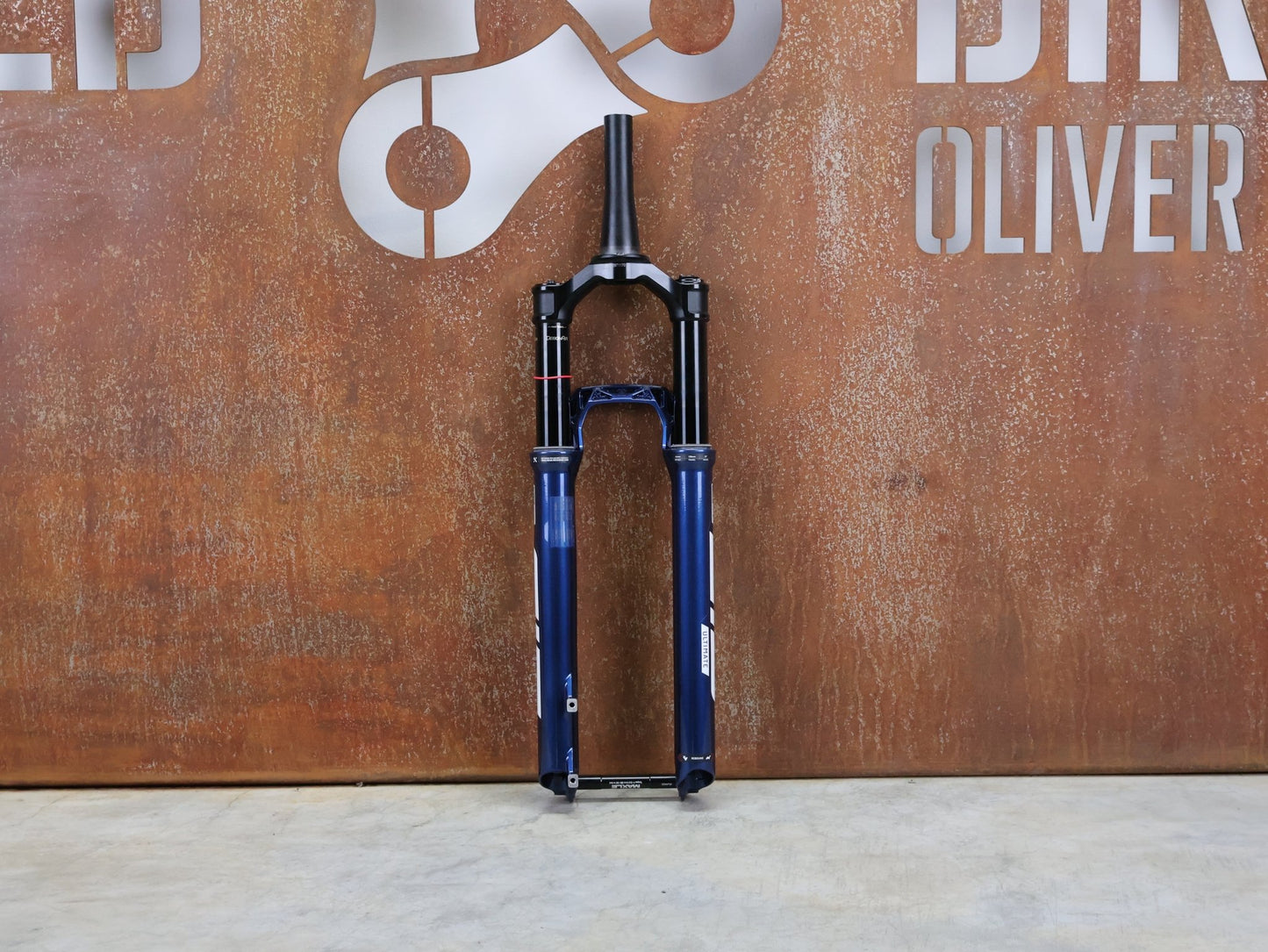 Federgabel von Rock Shox, ROCKSHOX – SID ULTIMATE 3P / 29 / 120 MM / BOOST 15×110 / BLUE CRUSH / RACE DAY 2 vor USEDBIKES - OB.DE Hintergrund