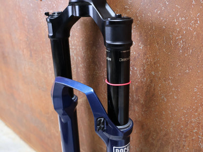Federgabel von Rock Shox, ROCKSHOX – SID ULTIMATE 3P / 29 / 120 MM / BOOST 15×110 / BLUE CRUSH / RACE DAY 2 vor USEDBIKES - OB.DE Hintergrund
