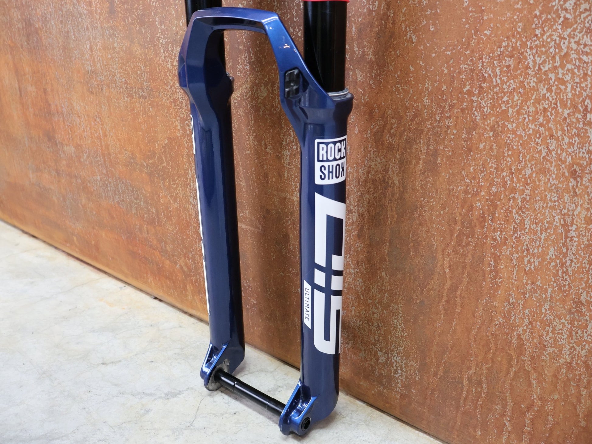 Federgabel von Rock Shox, ROCKSHOX – SID ULTIMATE 3P / 29 / 120 MM / BOOST 15×110 / BLUE CRUSH / RACE DAY 2 vor USEDBIKES - OB.DE Hintergrund
