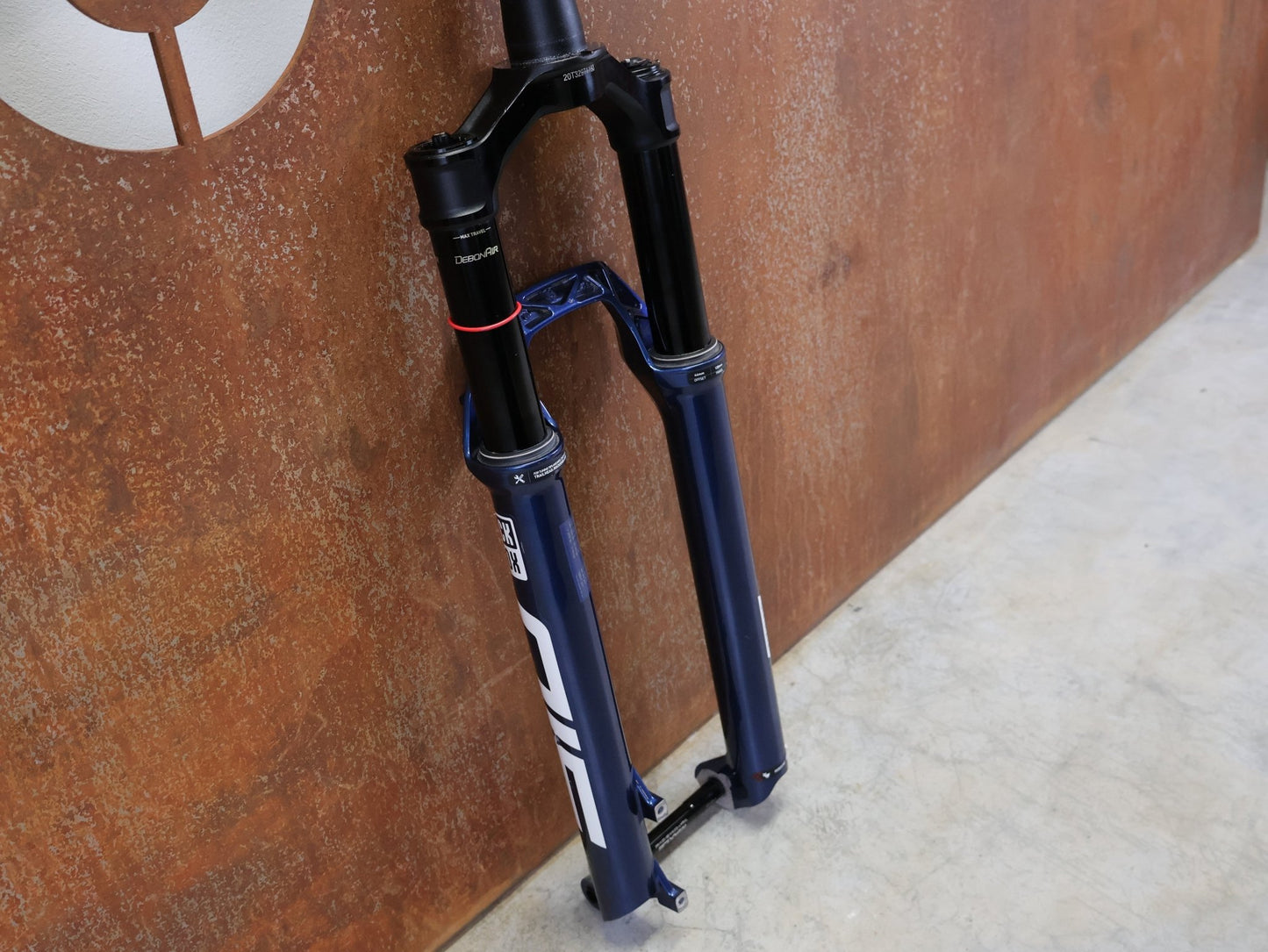 Federgabel von Rock Shox, ROCKSHOX – SID ULTIMATE 3P / 29 / 120 MM / BOOST 15×110 / BLUE CRUSH / RACE DAY 2 vor USEDBIKES - OB.DE Hintergrund