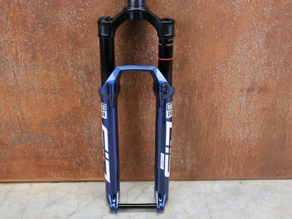 Federgabel von Rock Shox, ROCKSHOX – SID ULTIMATE 3P / 29 / 120 MM / BOOST 15×110 / BLUE CRUSH / RACE DAY 2 vor USEDBIKES - OB.DE Hintergrund