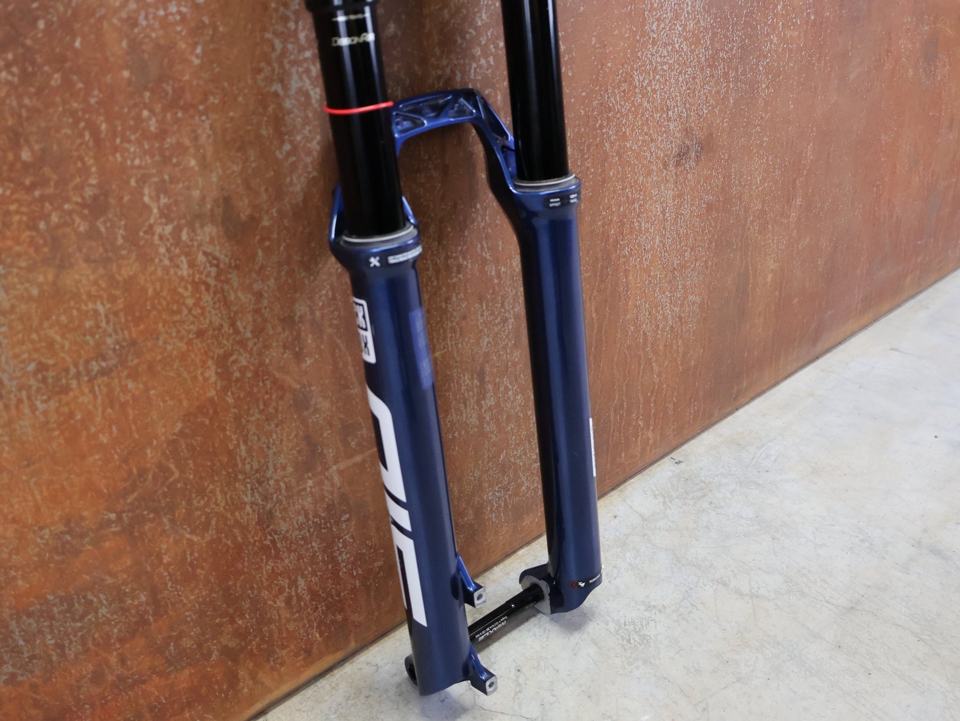 Federgabel von Rock Shox, ROCKSHOX – SID ULTIMATE 3P / 29 / 120 MM / BOOST 15×110 / BLUE CRUSH / RACE DAY 2 vor USEDBIKES - OB.DE Hintergrund