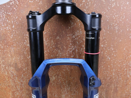 Federgabel von Rock Shox, ROCKSHOX – SID ULTIMATE 3P / 29 / 120 MM / BOOST 15×110 / BLUE CRUSH / RACE DAY 2 vor USEDBIKES - OB.DE Hintergrund