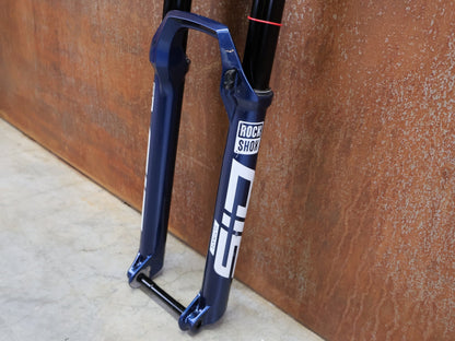 Federgabel von Rock Shox, ROCKSHOX – SID ULTIMATE 3P / 29 / 120 MM / BOOST 15×110 / BLUE CRUSH / RACE DAY 2 vor USEDBIKES - OB.DE Hintergrund
