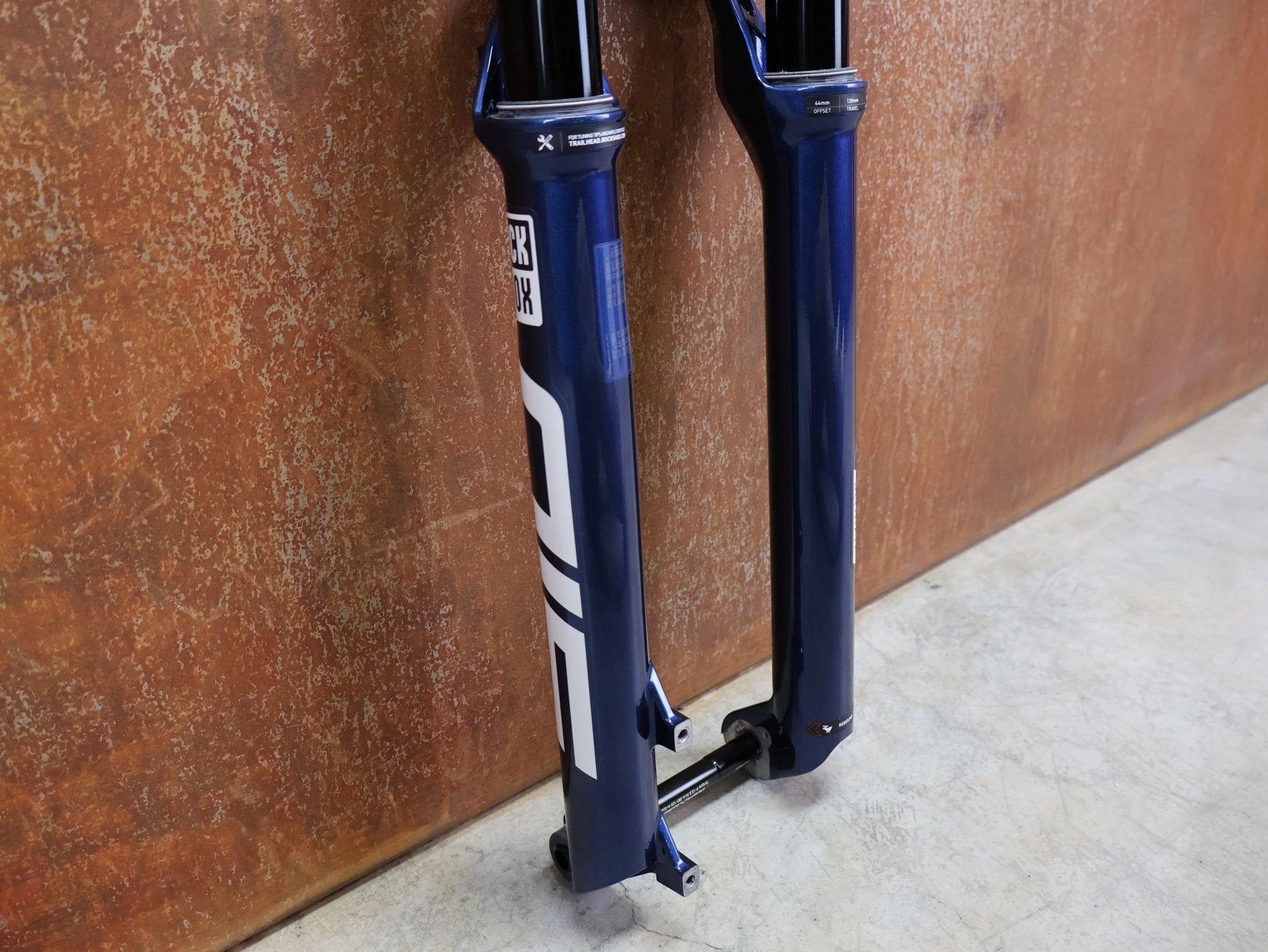 Federgabel von Rock Shox, ROCKSHOX – SID ULTIMATE 3P / 29 / 120 MM / BOOST 15×110 / BLUE CRUSH / RACE DAY 2 vor USEDBIKES - OB.DE Hintergrund