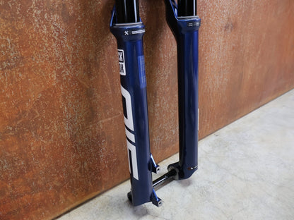 Federgabel von Rock Shox, ROCKSHOX – SID ULTIMATE 3P / 29 / 120 MM / BOOST 15×110 / BLUE CRUSH / RACE DAY 2 vor USEDBIKES - OB.DE Hintergrund