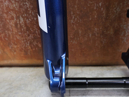 Federgabel von Rock Shox, ROCKSHOX – SID ULTIMATE 3P / 29 / 120 MM / BOOST 15×110 / BLUE CRUSH / RACE DAY 2 vor USEDBIKES - OB.DE Hintergrund