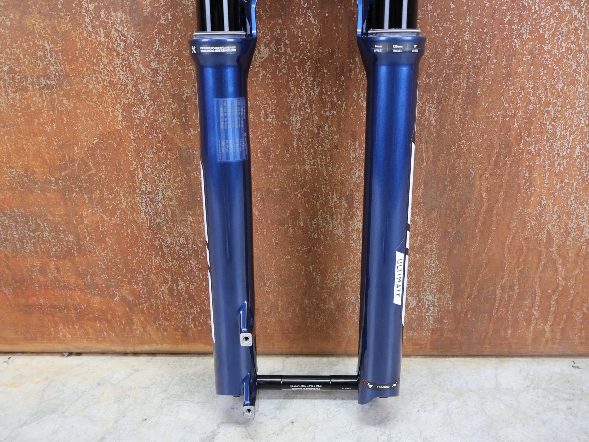 Federgabel von Rock Shox, ROCKSHOX – SID ULTIMATE 3P / 29 / 120 MM / BOOST 15×110 / BLUE CRUSH / RACE DAY 2 vor USEDBIKES - OB.DE Hintergrund