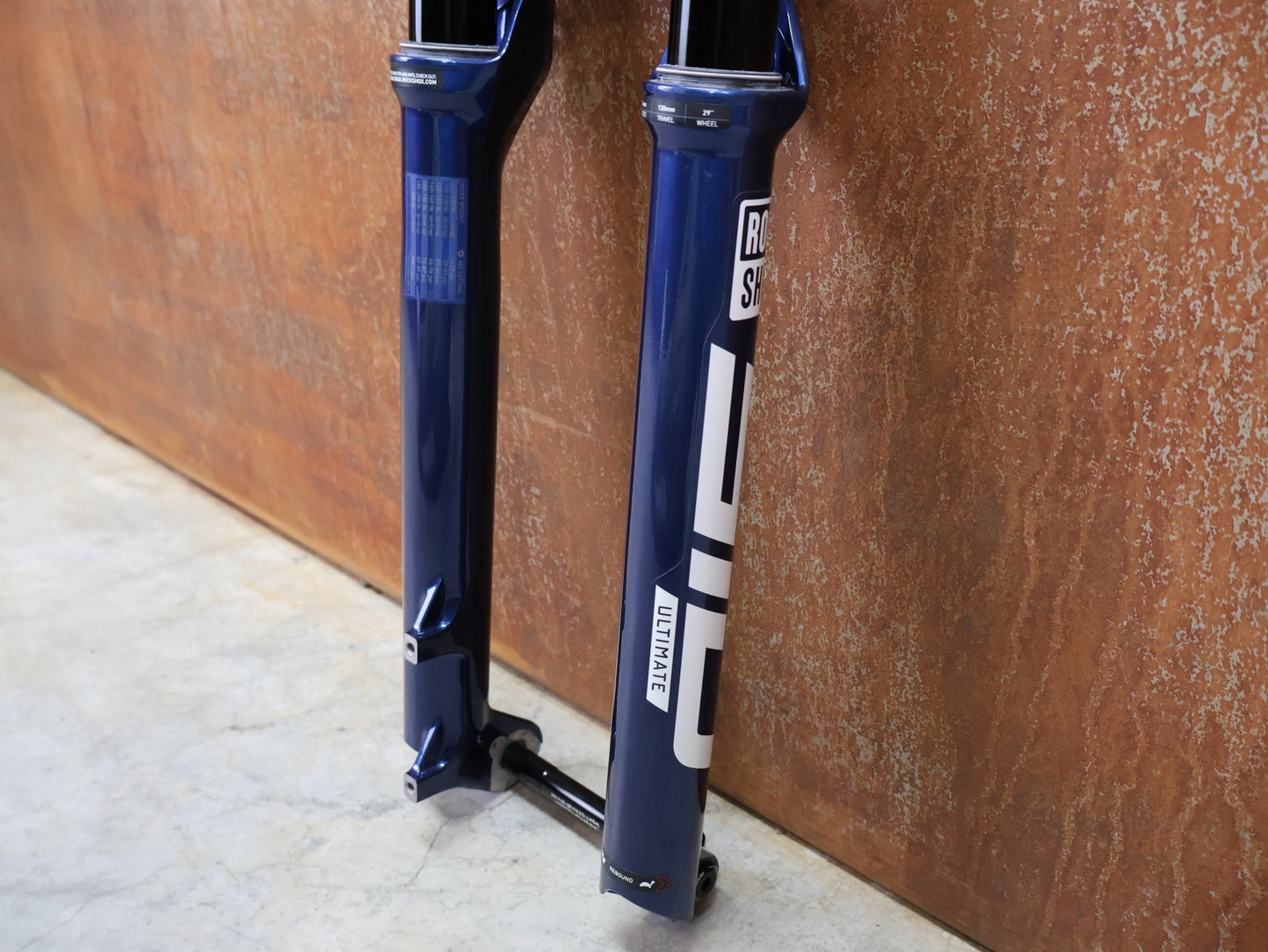 Federgabel von Rock Shox, ROCKSHOX – SID ULTIMATE 3P / 29 / 120 MM / BOOST 15×110 / BLUE CRUSH / RACE DAY 2 vor USEDBIKES - OB.DE Hintergrund