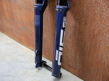 Federgabel von Rock Shox, ROCKSHOX – SID ULTIMATE 3P / 29 / 120 MM / BOOST 15×110 / BLUE CRUSH / RACE DAY 2 vor USEDBIKES - OB.DE Hintergrund