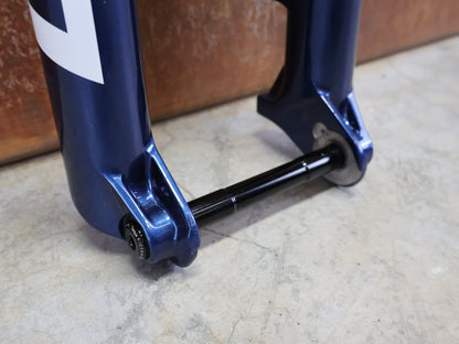 Federgabel von Rock Shox, ROCKSHOX – SID ULTIMATE 3P / 29 / 120 MM / BOOST 15×110 / BLUE CRUSH / RACE DAY 2 vor USEDBIKES - OB.DE Hintergrund