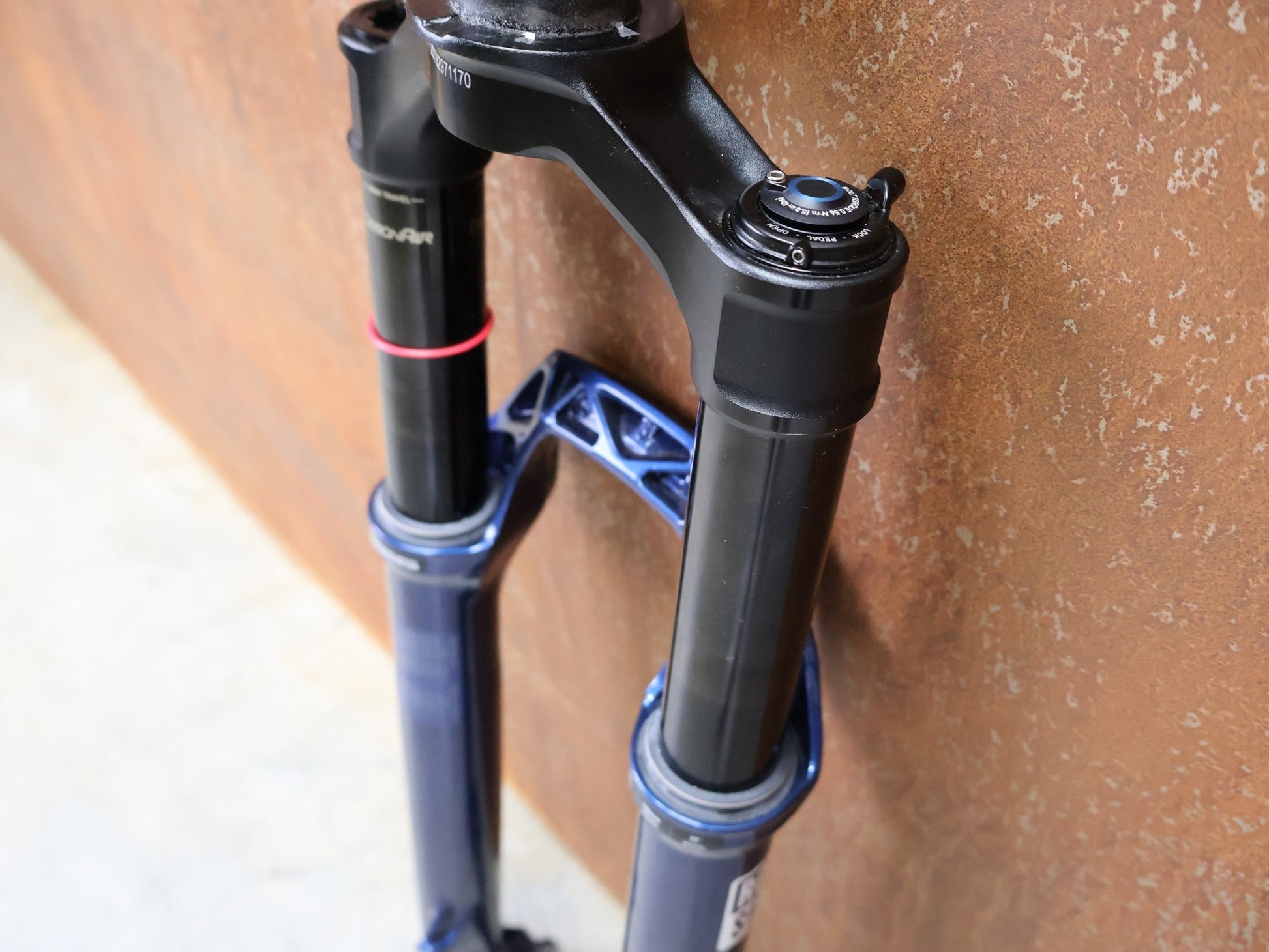 Federgabel von Rock Shox, ROCKSHOX – SID ULTIMATE 3P / 29 / 120 MM / BOOST 15×110 / BLUE CRUSH / RACE DAY 2 vor USEDBIKES - OB.DE Hintergrund