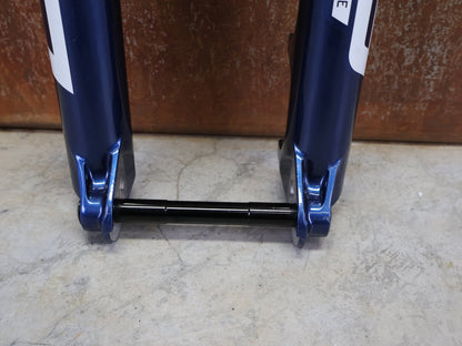 Federgabel von Rock Shox, ROCKSHOX – SID ULTIMATE 3P / 29 / 120 MM / BOOST 15×110 / BLUE CRUSH / RACE DAY 2 vor USEDBIKES - OB.DE Hintergrund