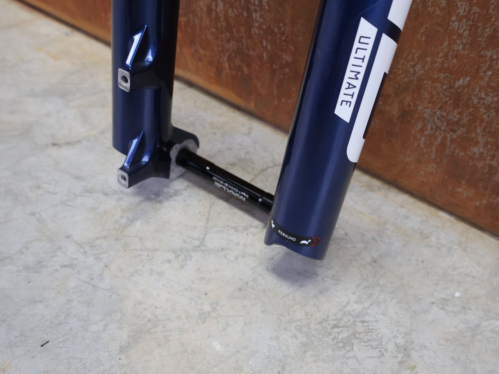 Federgabel von Rock Shox, ROCKSHOX – SID ULTIMATE 3P / 29 / 120 MM / BOOST 15×110 / BLUE CRUSH / RACE DAY 2 vor USEDBIKES - OB.DE Hintergrund