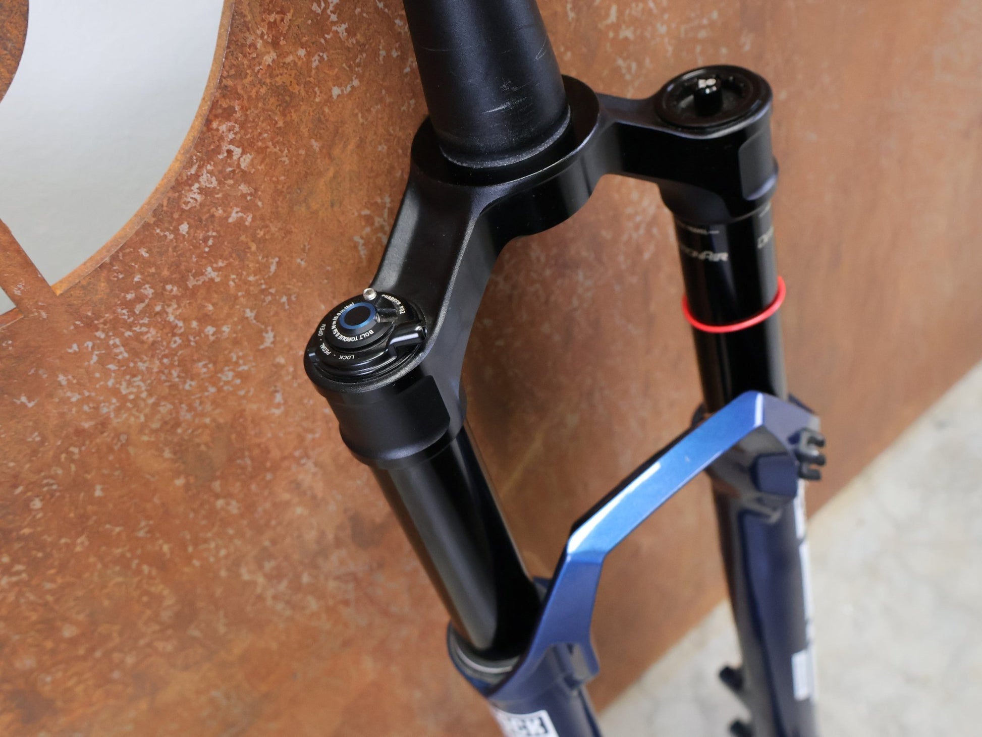 Federgabel von Rock Shox, ROCKSHOX – SID ULTIMATE 3P / 29 / 120 MM / BOOST 15×110 / BLUE CRUSH / RACE DAY 2 vor USEDBIKES - OB.DE Hintergrund