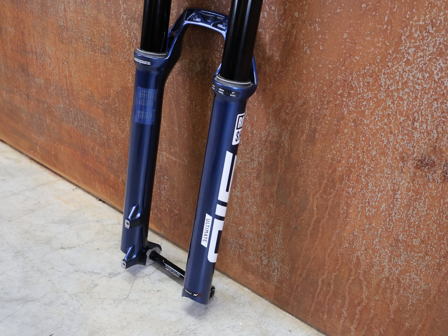 Federgabel von Rock Shox, ROCKSHOX – SID ULTIMATE 3P / 29 / 120 MM / BOOST 15×110 / BLUE CRUSH / RACE DAY 2 vor USEDBIKES - OB.DE Hintergrund