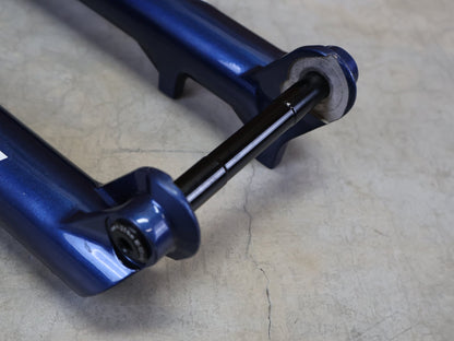 Federgabel von Rock Shox, ROCKSHOX – SID ULTIMATE 3P / 29 / 120 MM / BOOST 15×110 / BLUE CRUSH / RACE DAY 2 vor USEDBIKES - OB.DE Hintergrund