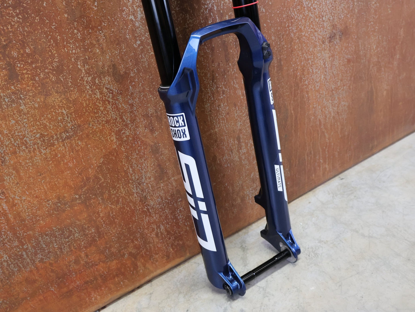 Federgabel von Rock Shox, ROCKSHOX – SID ULTIMATE 3P / 29 / 120 MM / BOOST 15×110 / BLUE CRUSH / RACE DAY 2 vor USEDBIKES - OB.DE Hintergrund