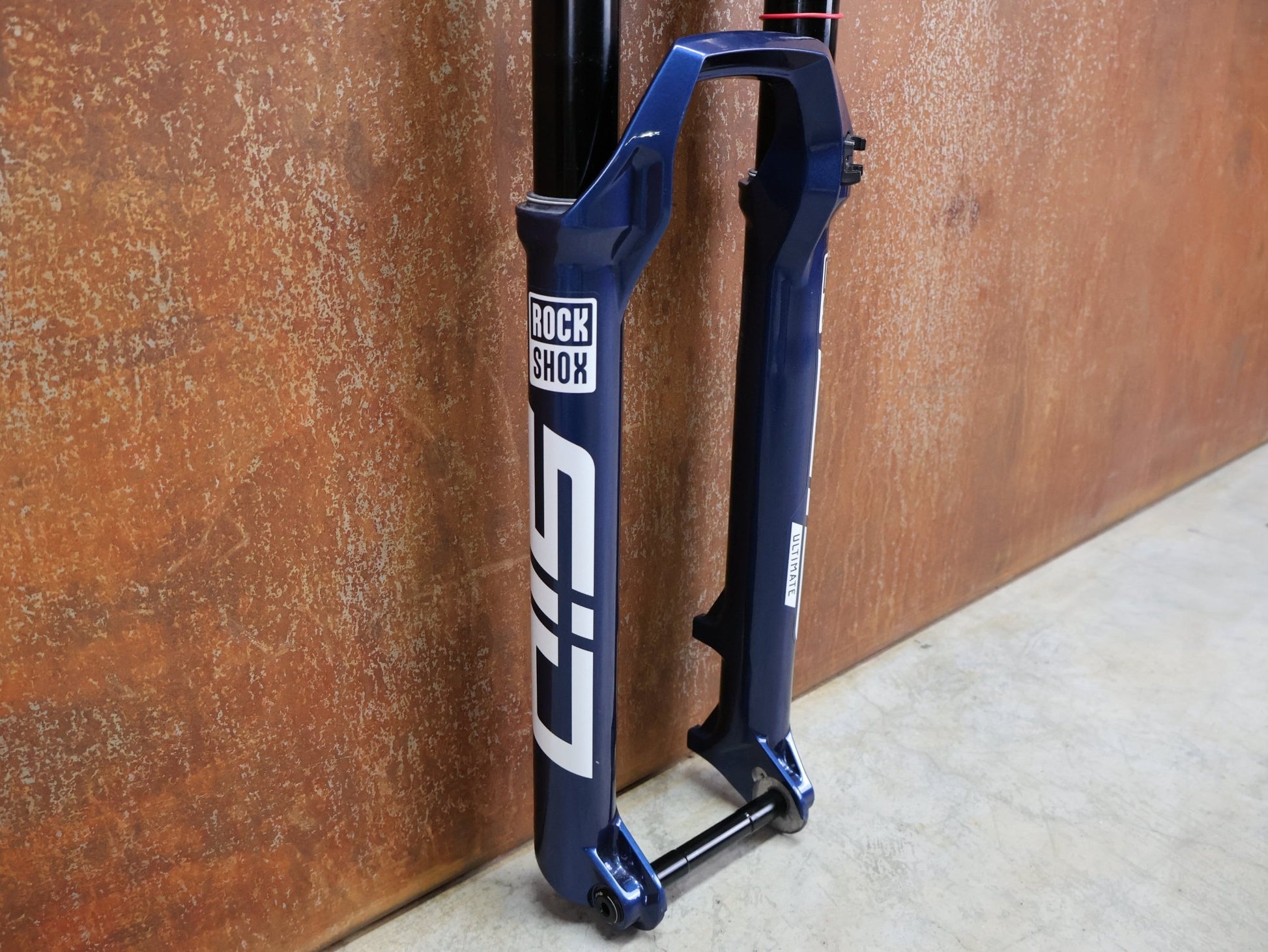 Federgabel von Rock Shox, ROCKSHOX – SID ULTIMATE 3P / 29 / 120 MM / BOOST 15×110 / BLUE CRUSH / RACE DAY 2 vor USEDBIKES - OB.DE Hintergrund