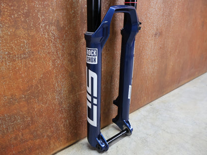 Federgabel von Rock Shox, ROCKSHOX – SID ULTIMATE 3P / 29 / 120 MM / BOOST 15×110 / BLUE CRUSH / RACE DAY 2 vor USEDBIKES - OB.DE Hintergrund