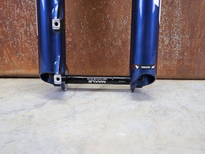 Federgabel von Rock Shox, ROCKSHOX – SID ULTIMATE 3P / 29 / 120 MM / BOOST 15×110 / BLUE CRUSH / RACE DAY 2 vor USEDBIKES - OB.DE Hintergrund