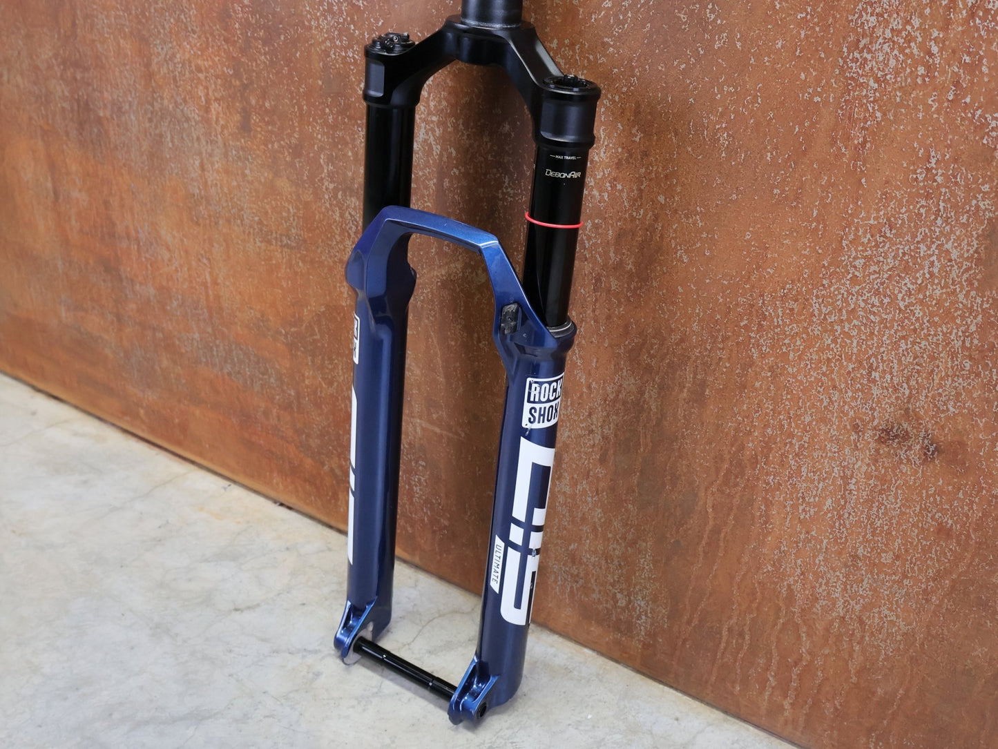 Federgabel von Rock Shox, ROCKSHOX – SID ULTIMATE 3P / 29 / 120 MM / BOOST 15×110 / BLUE CRUSH / RACE DAY 2 vor USEDBIKES - OB.DE Hintergrund
