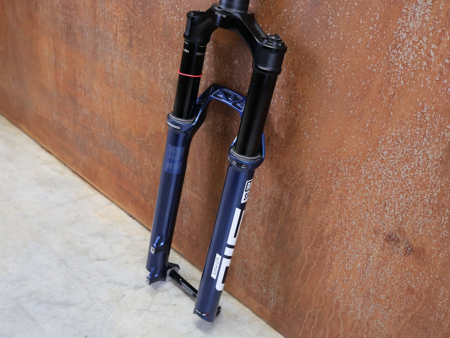 Federgabel von Rock Shox, ROCKSHOX – SID ULTIMATE 3P / 29 / 120 MM / BOOST 15×110 / BLUE CRUSH / RACE DAY 2 vor USEDBIKES - OB.DE Hintergrund