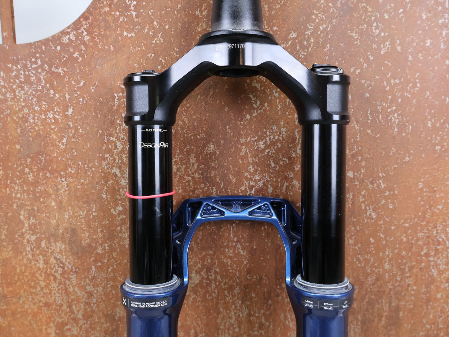 Federgabel von Rock Shox, ROCKSHOX – SID ULTIMATE 3P / 29 / 120 MM / BOOST 15×110 / BLUE CRUSH / RACE DAY 2 vor USEDBIKES - OB.DE Hintergrund