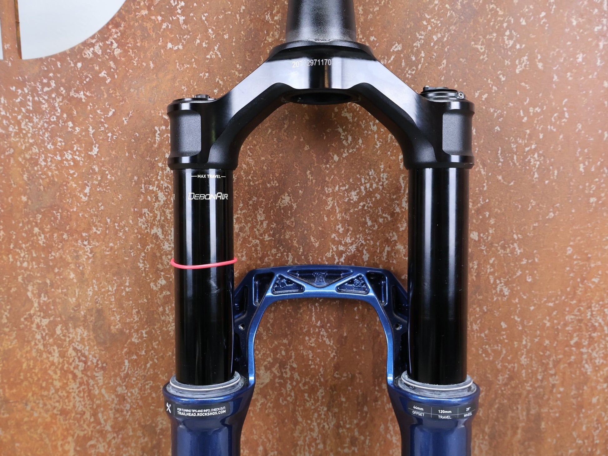 Federgabel von Rock Shox, ROCKSHOX – SID ULTIMATE 3P / 29 / 120 MM / BOOST 15×110 / BLUE CRUSH / RACE DAY 2 vor USEDBIKES - OB.DE Hintergrund
