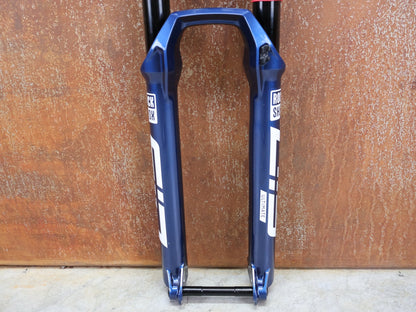 Federgabel von Rock Shox, ROCKSHOX – SID ULTIMATE 3P / 29 / 120 MM / BOOST 15×110 / BLUE CRUSH / RACE DAY 2 vor USEDBIKES - OB.DE Hintergrund