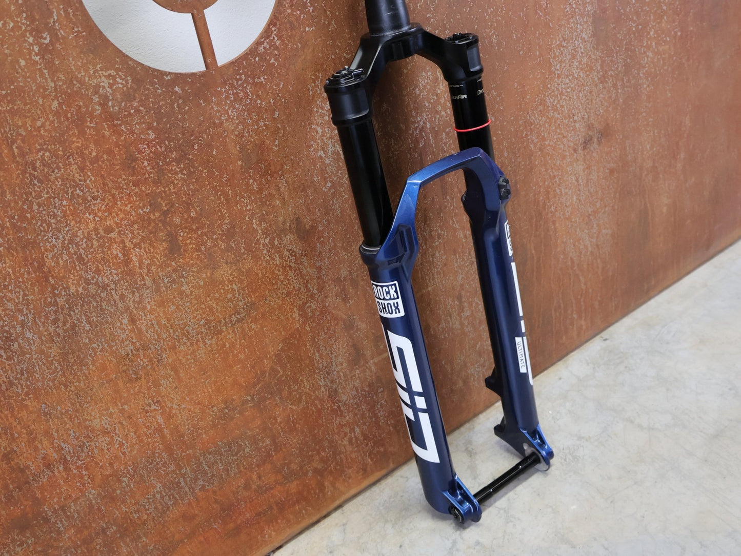 Federgabel von Rock Shox, ROCKSHOX – SID ULTIMATE 3P / 29 / 120 MM / BOOST 15×110 / BLUE CRUSH / RACE DAY 2 vor USEDBIKES - OB.DE Hintergrund
