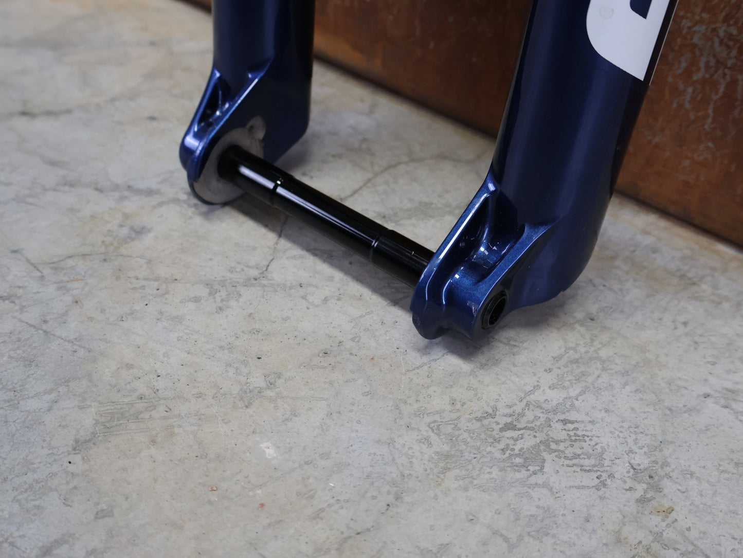 Federgabel von Rock Shox, ROCKSHOX – SID ULTIMATE 3P / 29 / 120 MM / BOOST 15×110 / BLUE CRUSH / RACE DAY 2 vor USEDBIKES - OB.DE Hintergrund