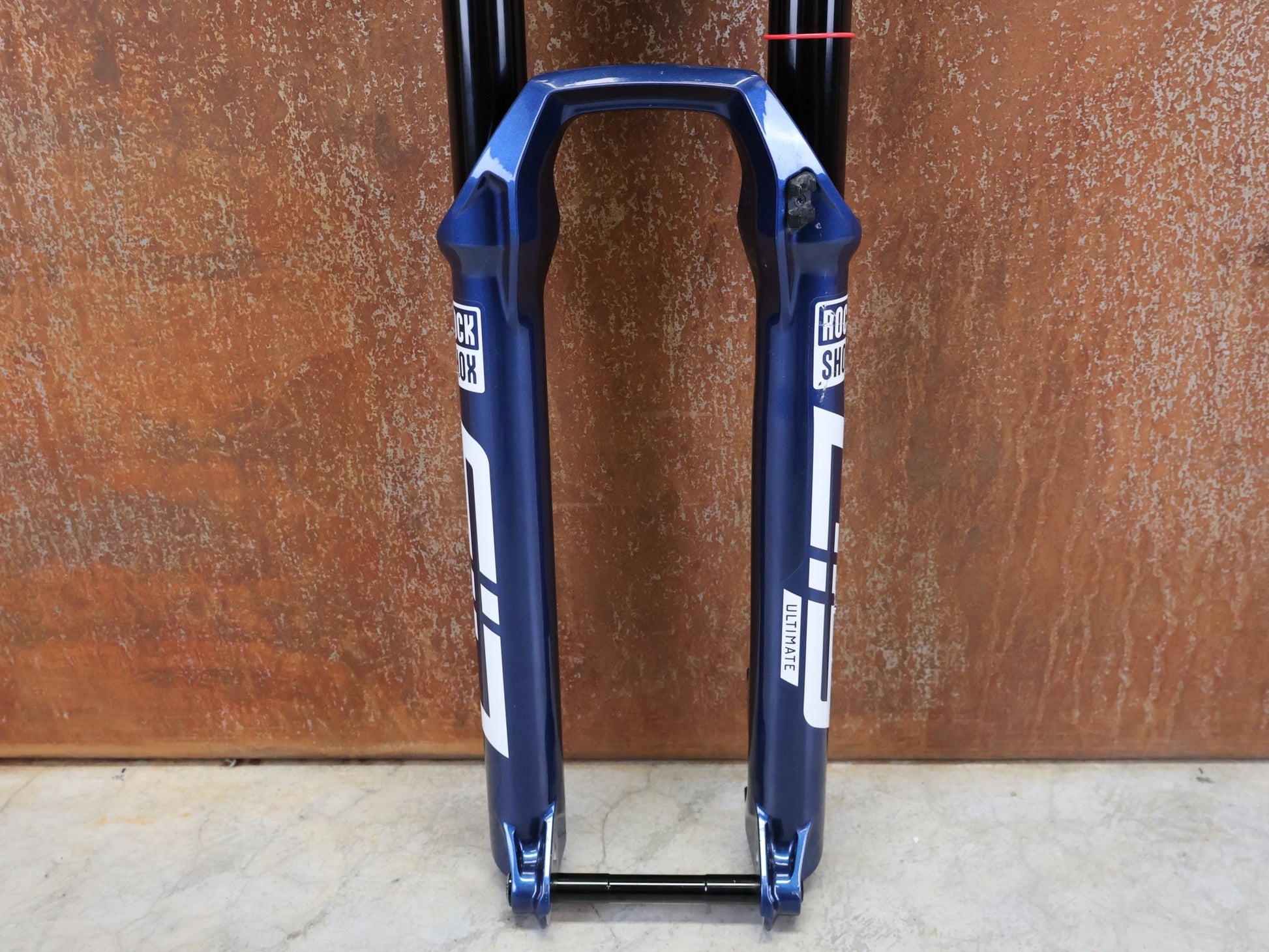 Federgabel von Rock Shox, ROCKSHOX – SID ULTIMATE 3P / 29 / 120 MM / BOOST 15×110 / BLUE CRUSH / RACE DAY 2 vor USEDBIKES - OB.DE Hintergrund