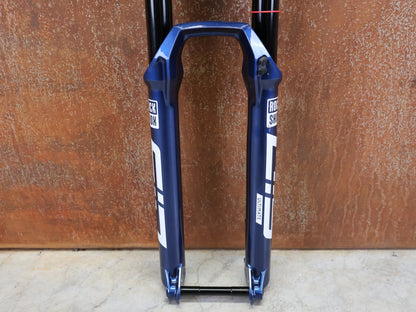 Federgabel von Rock Shox, ROCKSHOX – SID ULTIMATE 3P / 29 / 120 MM / BOOST 15×110 / BLUE CRUSH / RACE DAY 2 vor USEDBIKES - OB.DE Hintergrund