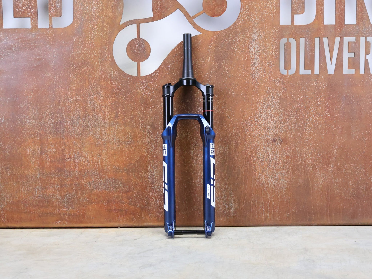 Federgabel von Rock Shox, ROCKSHOX – SID ULTIMATE 3P / 29 / 120 MM / BOOST 15×110 / BLUE CRUSH / RACE DAY 2 vor USEDBIKES - OB.DE Hintergrund