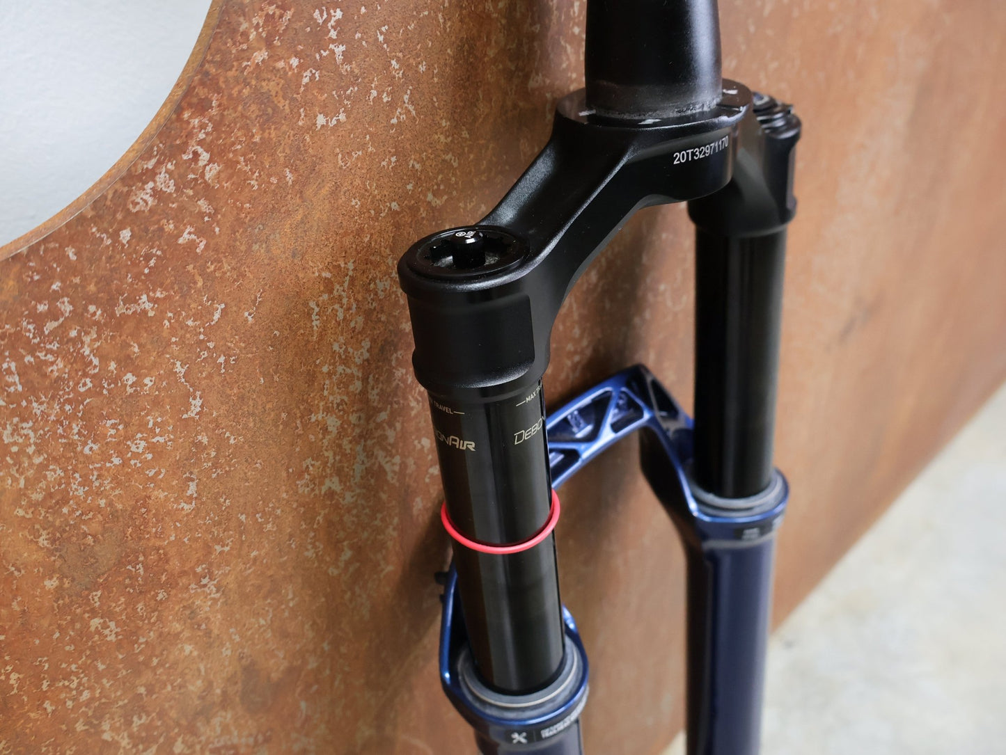 Federgabel von Rock Shox, ROCKSHOX – SID ULTIMATE 3P / 29 / 120 MM / BOOST 15×110 / BLUE CRUSH / RACE DAY 2 vor USEDBIKES - OB.DE Hintergrund