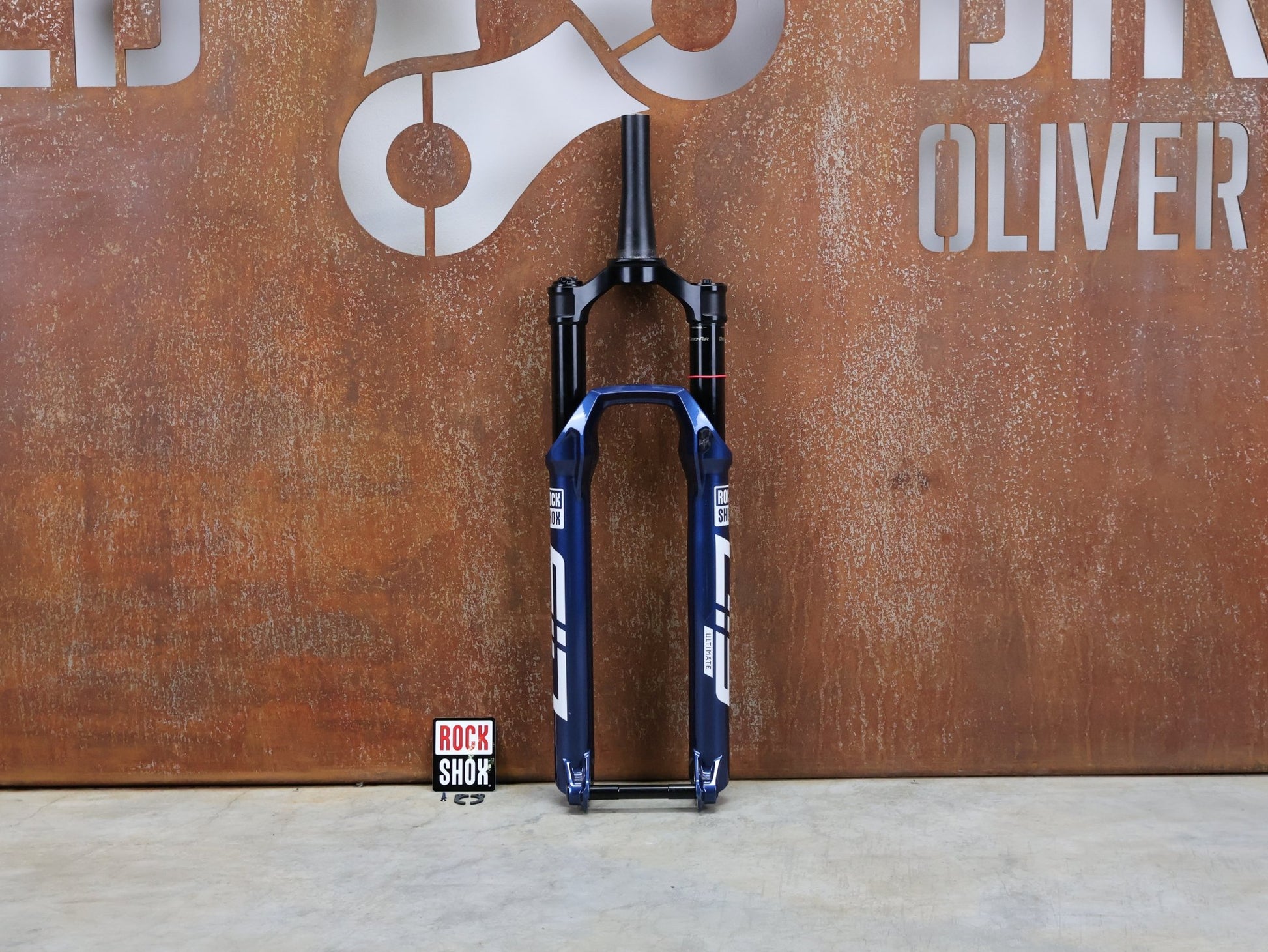 Federgabel von Rock Shox, ROCKSHOX – SID ULTIMATE 3P / 29 / 120 MM / BOOST 15×110 / BLUE CRUSH / RACE DAY 2 vor USEDBIKES - OB.DE Hintergrund