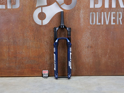 Federgabel von Rock Shox, ROCKSHOX – SID ULTIMATE 3P / 29 / 120 MM / BOOST 15×110 / BLUE CRUSH / RACE DAY 2 vor USEDBIKES - OB.DE Hintergrund