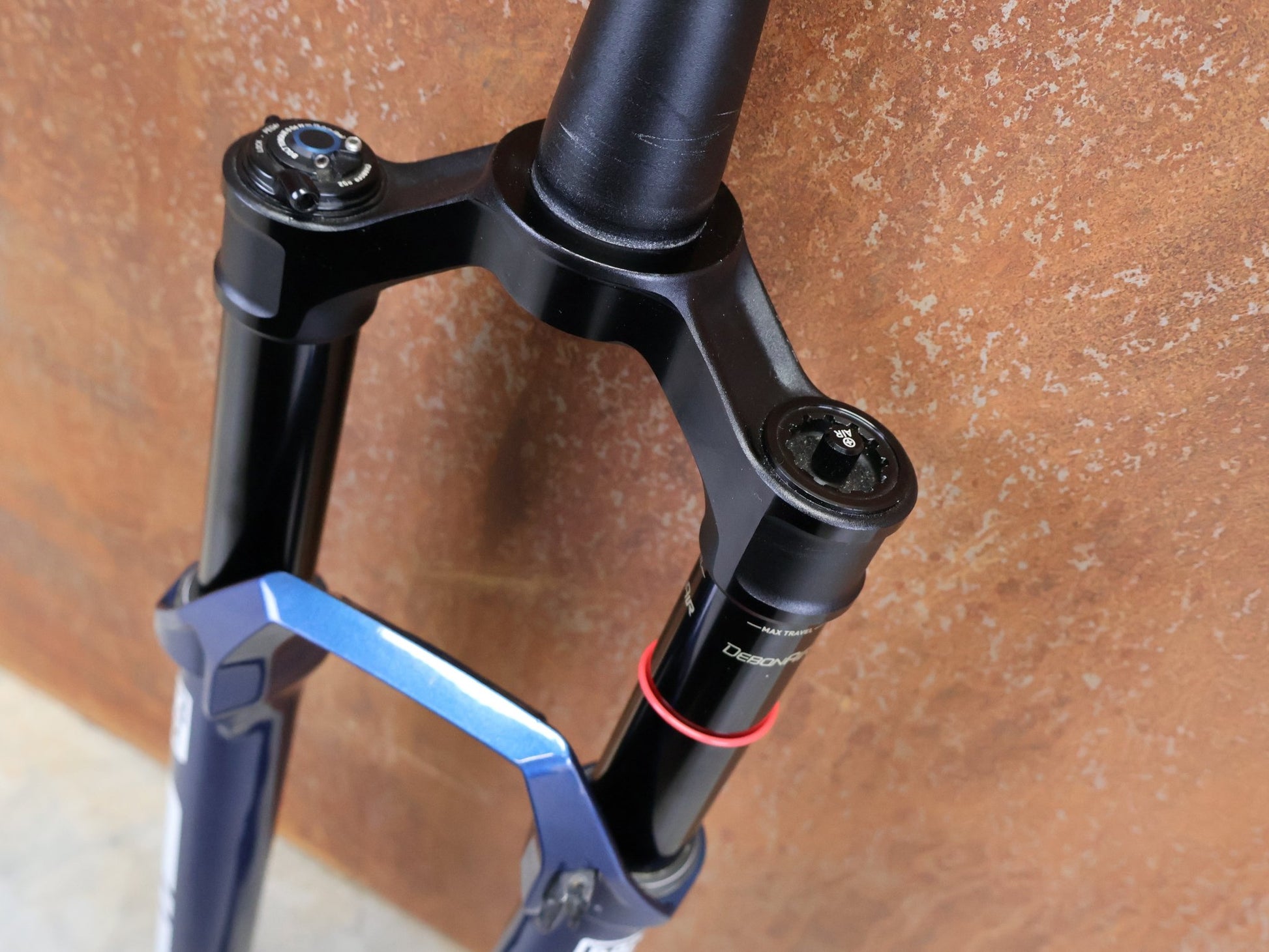 Federgabel von Rock Shox, ROCKSHOX – SID ULTIMATE 3P / 29 / 120 MM / BOOST 15×110 / BLUE CRUSH / RACE DAY 2 vor USEDBIKES - OB.DE Hintergrund